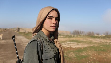 Kurdės kovojančios prie&scaron; Islamo valstybės (IS) teroristus
