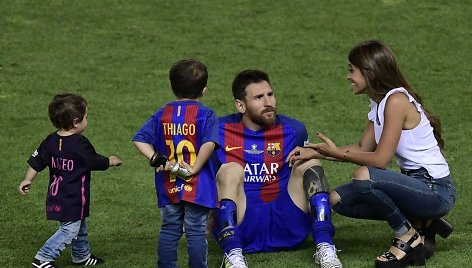 Lionelis Messi ir Antonella Roccuzzo su sūnumis