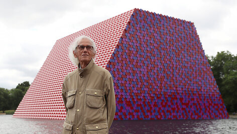Christo prie instaliacijos &bdquo;Londono mastaba&ldquo;