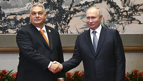 Viktoras Orbanas ir Vladimiras Putinas Pekine