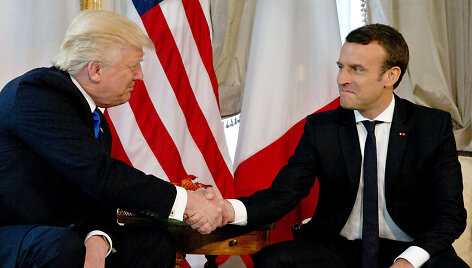 E.Macrono ir D.Trumpo dvikova rankų paspaudimu
