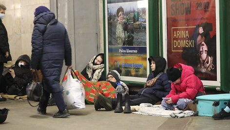Žmonės slepiasi metro stotyje, Kijeve