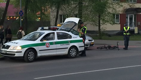 Druskininkuose automobilis partrenkė nepilnametę dviratininkę