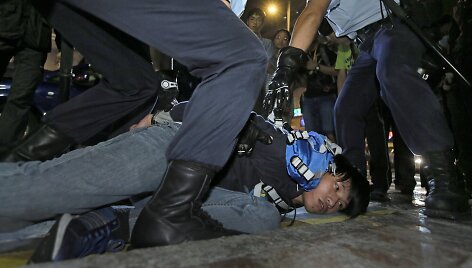 Susirėmimai tarp policijos ir protestuotojų Honkonge