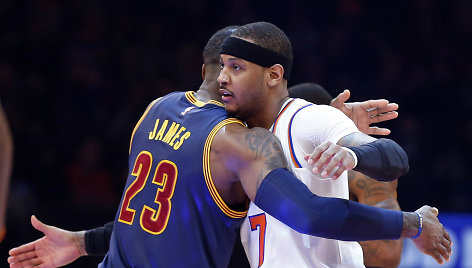 LeBronas Jamesas ir Carmelo Anthony prie mačą apsikabino