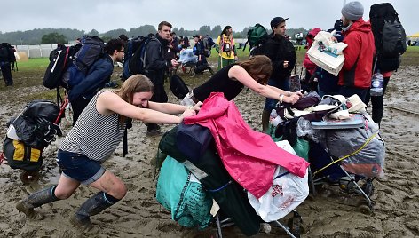 Žmonės renkasi į Glastonberio festivalį