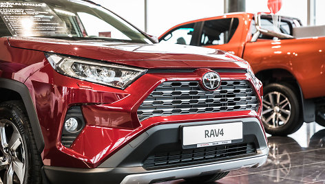 „Tokvila“ pristatė naujausius „Toyota“ modelius – visureigį RAV4 ir hečbeką „Corolla“