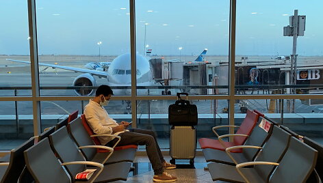 Vyras laukia skrydžio &bdquo;Qatar Airways&ldquo;