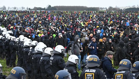 Policija ir protestuotojai Liucerato kaime