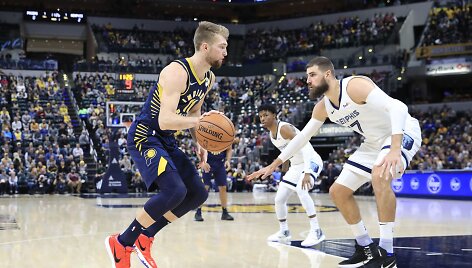 Domantas Sabonis prie&scaron; Joną Valančiūną
