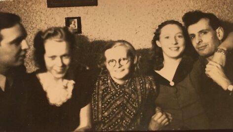 Vladimiras Knopf-Mileris, Fjola Steinsd&oacute;ttir Mileris,  Una Hjartard&oacute;ttir,  Svava &Aacute;g&uacute;stsd&oacute;ttir ir Teodoras Bieliackinas, 1943, Reikjavikas. 