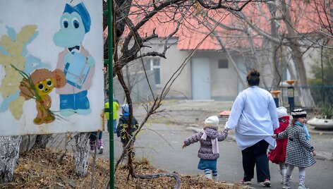 Auklėtojos ir vaikų pasivaik&scaron;čiojimas, Mankan Tun vaikų namai Jerevane