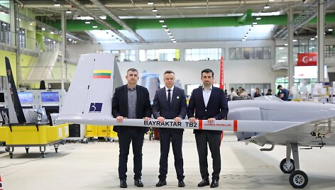 Kra&scaron;to apsaugos ministras Vilius Seme&scaron;ka &bdquo;Bayraktar&ldquo; gamykloje