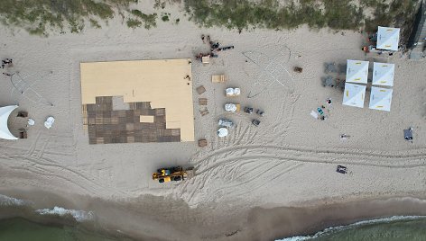 Nidos paplūdimyje antradienį jau kilo festivalio „Ant bangos“ statiniai