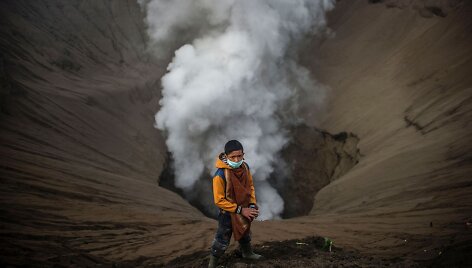 Yadnya Kasada &scaron;ventės metu Indonezijoje žmonės aukoja aktyviam ugnikalniui