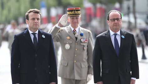 E.Macronas ir F.Hollande'as dalyvauja nežinomo kario pagerbimo ceremonijoje