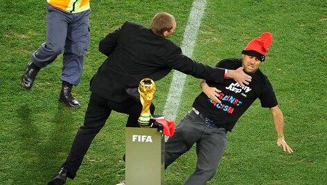Jimmy Jumpo bandymas užmauti kepurę pasaulio čempionų taurei