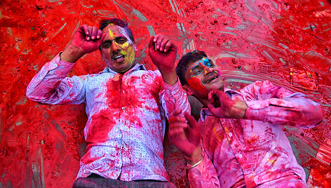 Nepaisydami nuogąstavimų dėl viruso indai pradeda &scaron;vęsti spalvų &scaron;ventę Holi