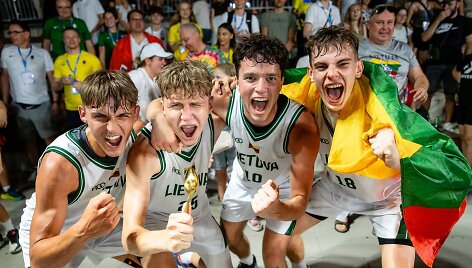 Lietuvos rinktinės triumfas, iš kairės &ndash; T.Rudys, N.Vitkauskas, T.Augustauskas, I.Leščiauskas