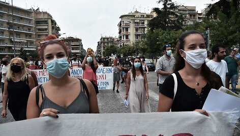 Mokytojų ir tėvų protestas prie&scaron; mokyklų atidarymą Graikijoje