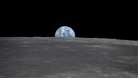 „Apollo 11“ įgulos daryta nuotrauka iš Mėnulio orbitos: Žemė matyti virš Mėnulio horizonto.