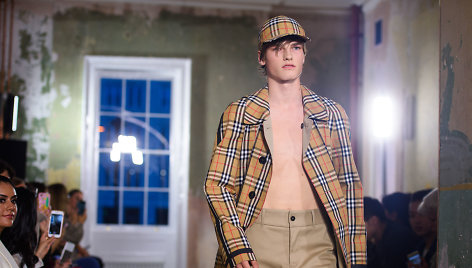 „Burberry“ 2018 m. pavasario ir vasaros kolekcijos modelis