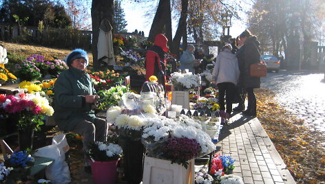 Gėlių prekeiviai prie kapinių didelio uždarbio nesitiki.
