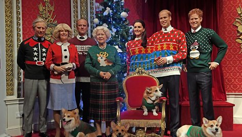 „Madame Tussauds“ muziejus britų karališkąją šeimą aprengė kalėdiniais megztiniais