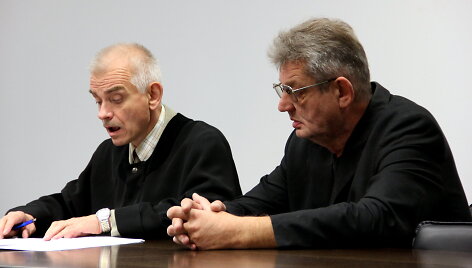 Kaltinamasis Rimantas Kugys (de&scaron;inėje) su advokatu