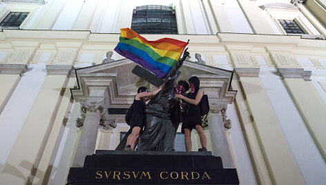 Jėzaus statula su LGBT vėliava Var&scaron;uvoje