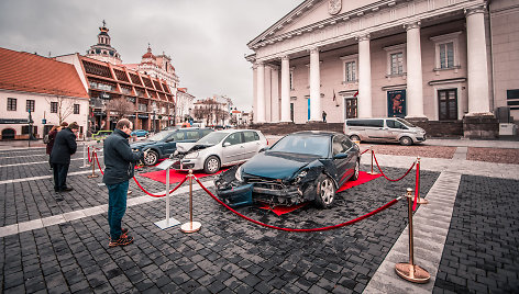 Avarijose sumaitotų „CityBee“ automobilių ekspozicija