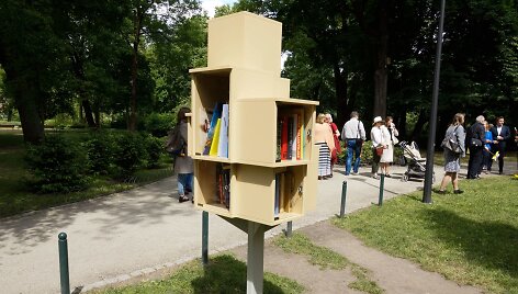 Bernardinų sode atidaryta lauko bibliotekėlė