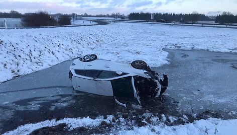 Netoli automagistralės, kelyje Gargždai-Klaipėda, nuo kelio nuvažiavo &bdquo;Mazda&ldquo;.