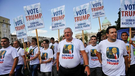 Serbai ultranacionalistai Belgrade taip pasitiko Joe Bideną
