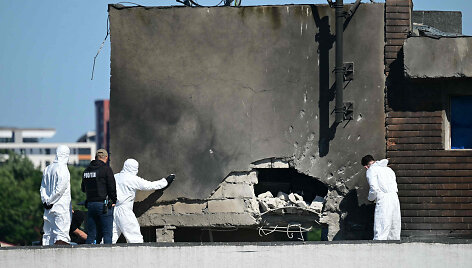Į daugiabutį Rumunijoje įsirėžus Rusijos dronui / Daniel Mihailescu / AFP nuotr.