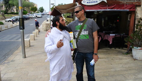 Žydas Danielius Lup&scaron;icas ir arabas prie Jaffos mečetės