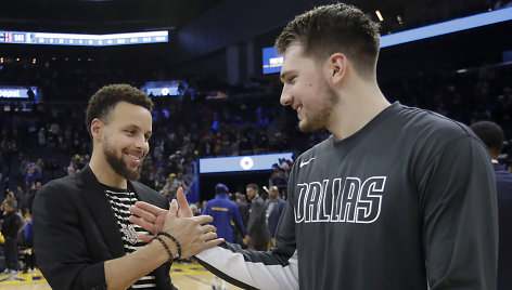 Luka Dončičius ir dėl traumos nežaidžiantis Stephenas Curry.