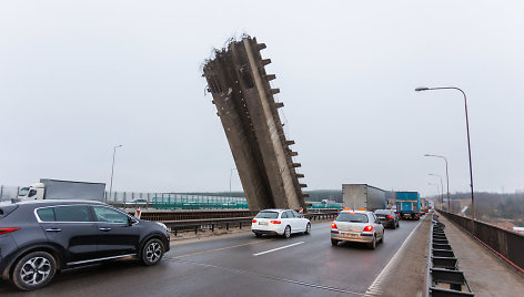 Kaune griuvo tilto konstrukcija