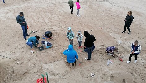 Inscenizuotų archeologinių kasinėjimų akimirka