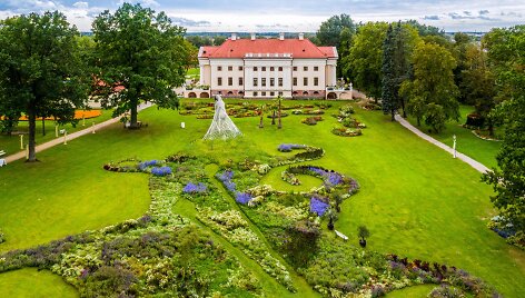 Pakruojo dvare jau atidarytas utopinio grožio Vasaros gėlių festivalis: Mindaugines kviečia &scaron;vęsti tarp milijonų žiedų
