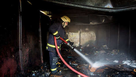 Gaisrininkai gesina metalinius garažus