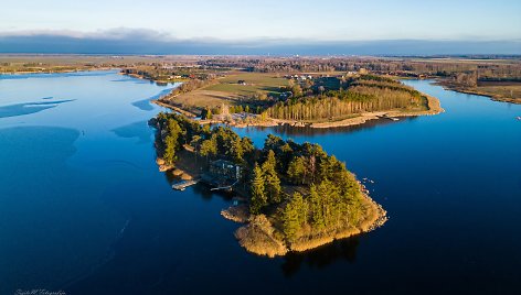 Velžių piliakalnis ir Arimaičių ežeras rudenį