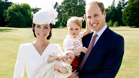 Princas Williamas ir Kembridžo hercogienė Catherine su princese Charlotte Elizabeth Diana ir princu George'u