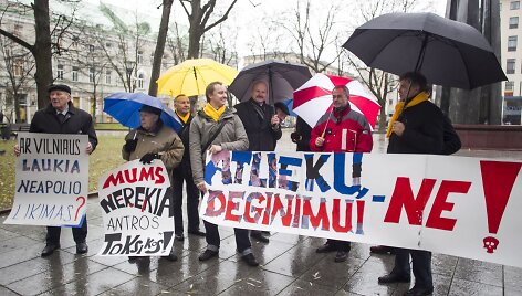 Vilniaus gyventojų grupelė piketu prie&scaron;inasi atliekų deginimo gamyklų statyboms.