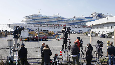 Žurnalistai prie kruizinio laivo „Diamond Princess“