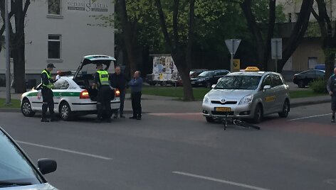 Druskininkuose automobilis partrenkė nepilnametę dviratininkę