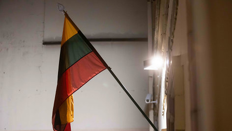 Visagine nuo gyvenamojo namo pavogta Lietuvos valstybės vėliava