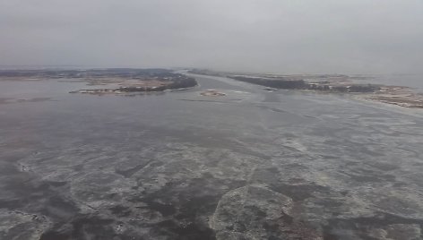 Kuršių marių ledas ties Atmatos upės žiotimis