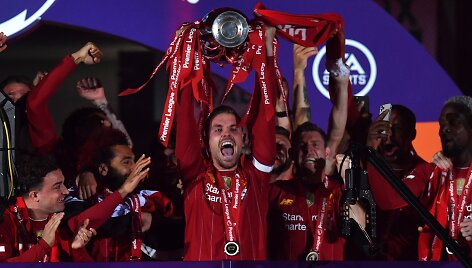 &bdquo;Liverpool&ldquo; pagaliau i&scaron;kėlė čempionų taurę
