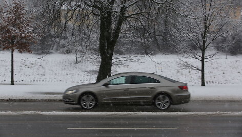 Eismą &scaron;alies keliuose sunkina plikledis ir &scaron;lapdriba